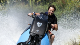 Uma Motocicleta que se transforma em Jet-Sky Instantaneamente.