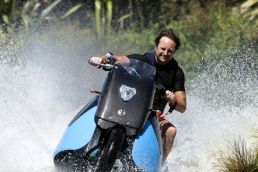 Uma Motocicleta que se transforma em Jet-Sky Instantaneamente.