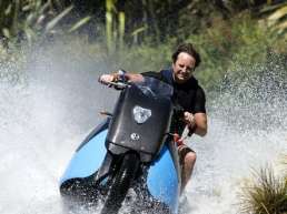 Uma Motocicleta que se transforma em Jet-Sky Instantaneamente.